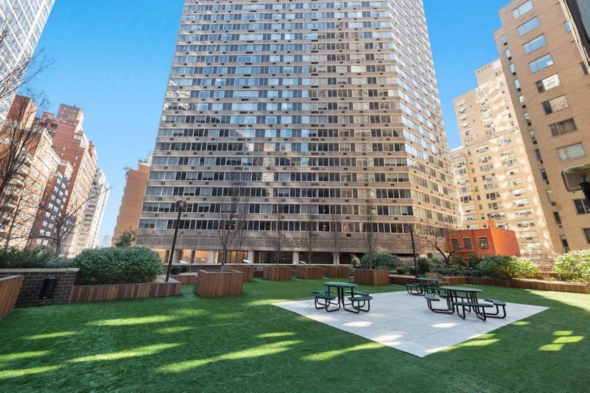 400 East 54th Street Sutton Place New York NY 10022